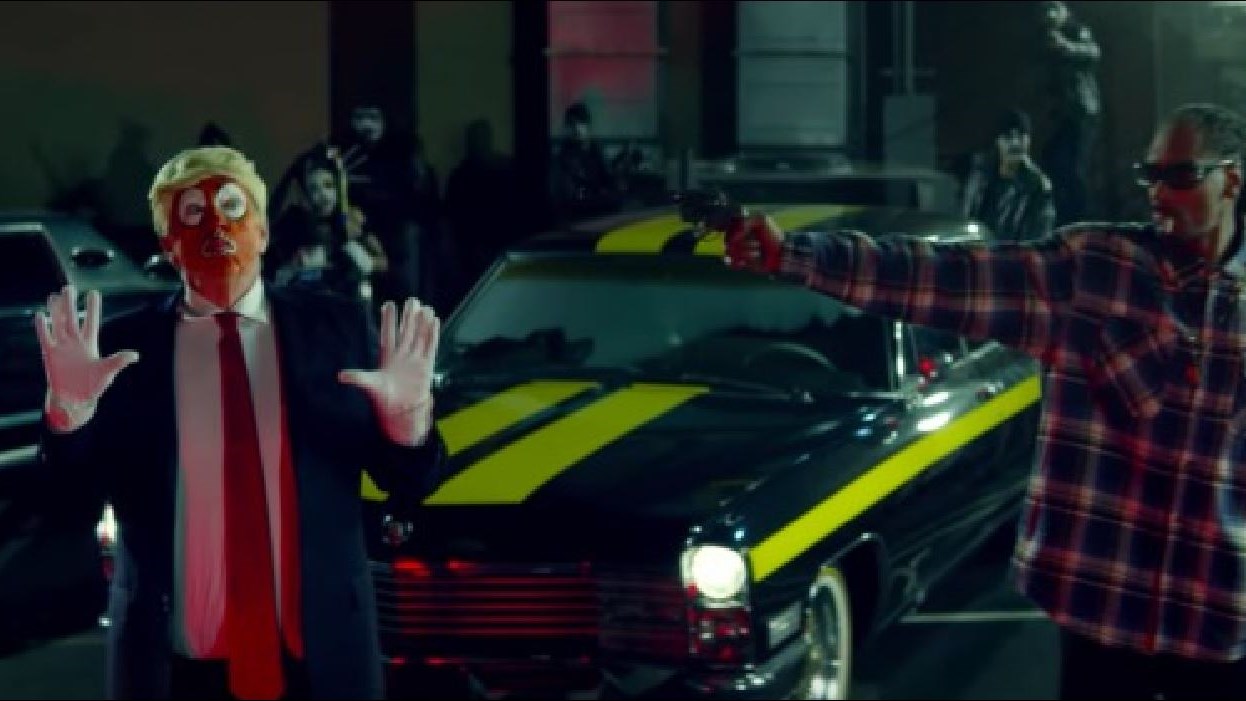 Σάλος στις ΗΠΑ από το βιντεοκλίπ του Snoop Dogg στο οποίο πυροβολεί τον “κλόουν” Τραμπ – ΒΙΝΤΕΟ