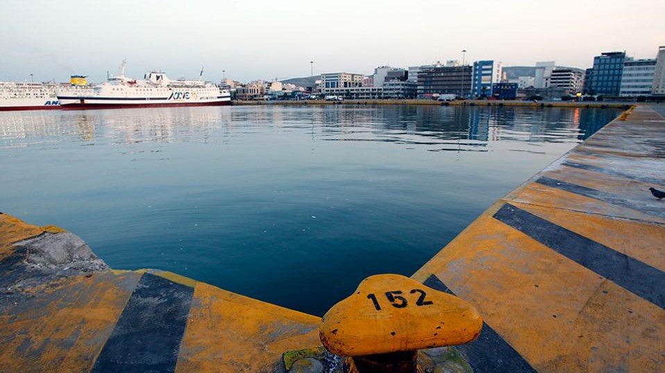 Ακυβέρνητο φορτηγό πλοίο ρυμουλκείται στο λιμάνι του Πειραιά