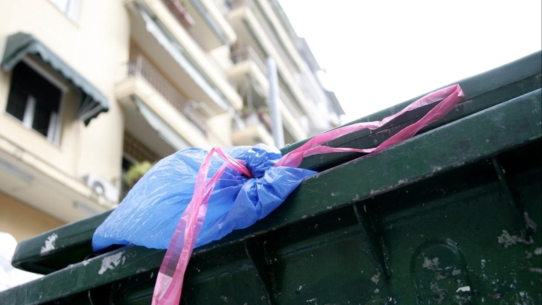 Νέα στοιχεία – Τα σενάρια που εξετάζει η ΕΛ.ΑΣ. για το μωρό που βρέθηκε στα σκουπίδια