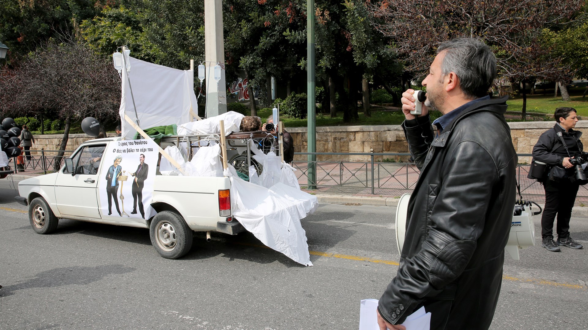 Καρέ – καρέ η πορεία διαμαρτυρίας της ΠΟΕΔΗΝ – Το αγροτικό… ασθενοφόρο