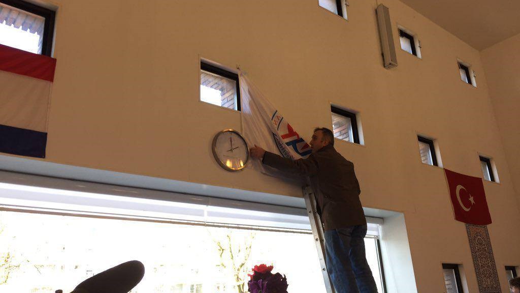 Οι Αρχές του Άμστερνταμ απομάκρυναν τουρκικό υλικό από εκλογικό τμήμα – ΦΩΤΟ