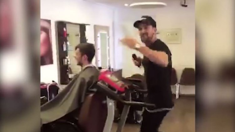 Κουρεύει και ταυτόχρονα… γυμνάζεται – ΒΙΝΤΕΟ