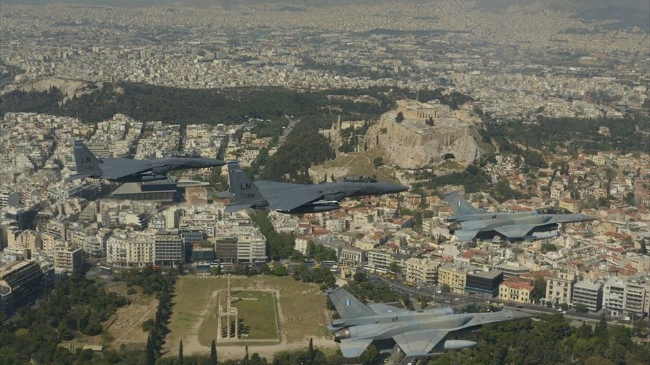 Εντυπωσιακές εικόνες από την πτήση των μαχητικών πάνω από την Αθήνα – ΒΙΝΤΕΟ