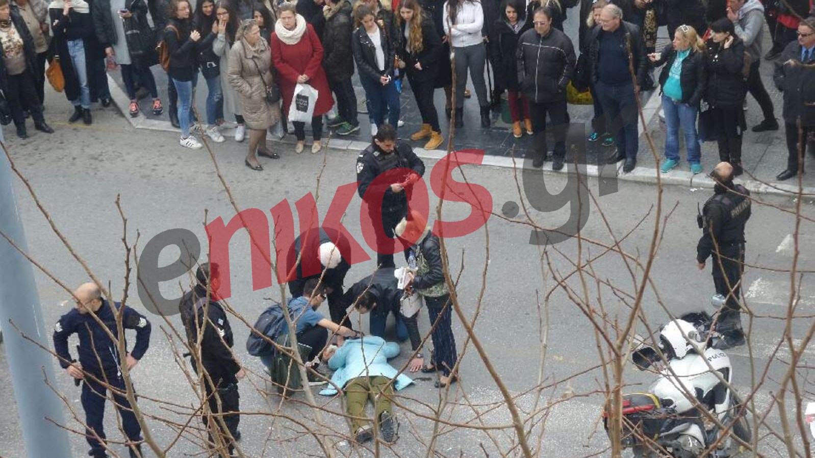 Τραυματισμένη γυναίκα στο δρόμο μετά από τροχαίο – ΦΩΤΟ αναγνώστη