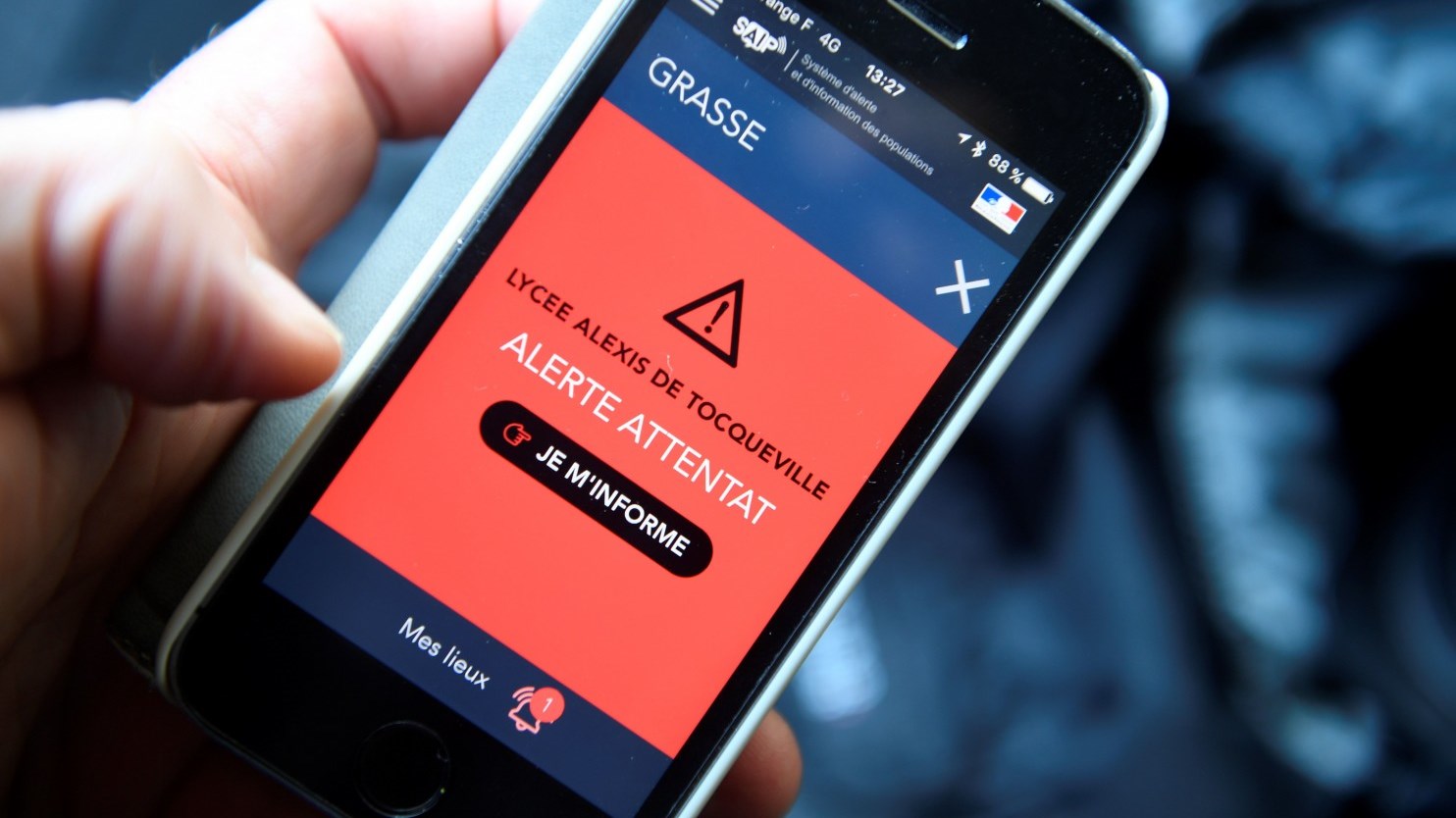 Η προειδοποίηση της γαλλικής αστυνομίας στους κατοίκους μετά την επίθεση στο λύκειο – ΤΩΡΑ