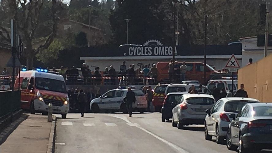 Στους οκτώ ανήλθαν οι τραυματίες από την επίθεση σε λύκειο στη Γαλλία – ΤΩΡΑ