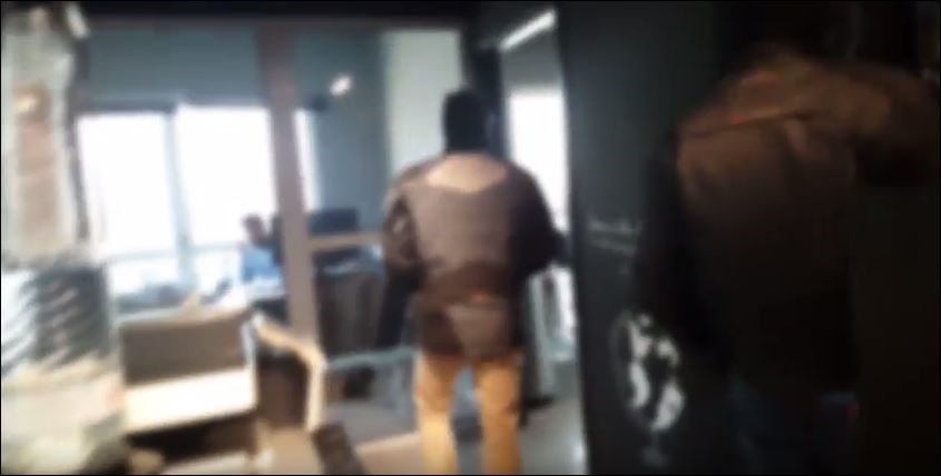 Επίθεση του Ρουβίκωνα με βαριοπούλες στα Μikel – Η απάντηση της εταιρείας