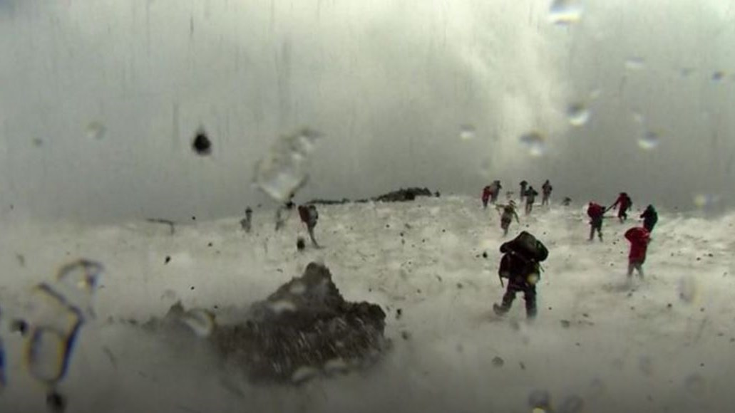 Η στιγμή της έκρηξης του ηφαιστείου της Αίτνας που τραυμάτισε τουρίστες και συνεργείο του BBC – ΒΙΝΤΕΟ