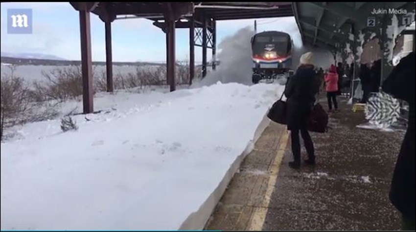 Η εντυπωσιακή είσοδος ενός τρένου στον χιονισμένο σταθμό – ΒΙΝΤΕΟ