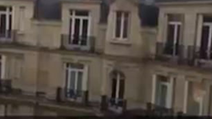 Ο γυμνός εραστής κρύβεται έξω από το παράθυρο της άπιστης συζύγου – ΒΙΝΤΕΟ