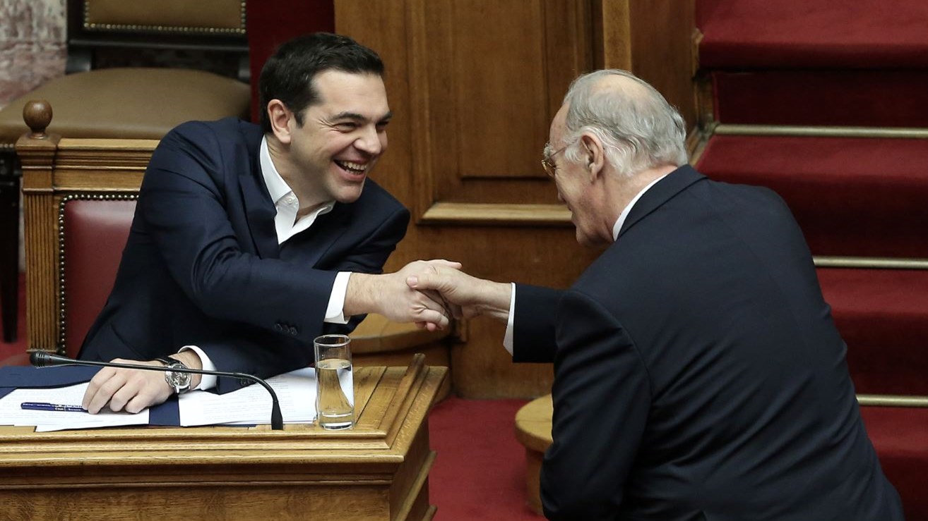 Η χειρονομία του Φλαμπουράρη στον Τσίπρα για τα χρόνια πολλά και η χειραψία με τον Λεβέντη – ΦΩΤΟ