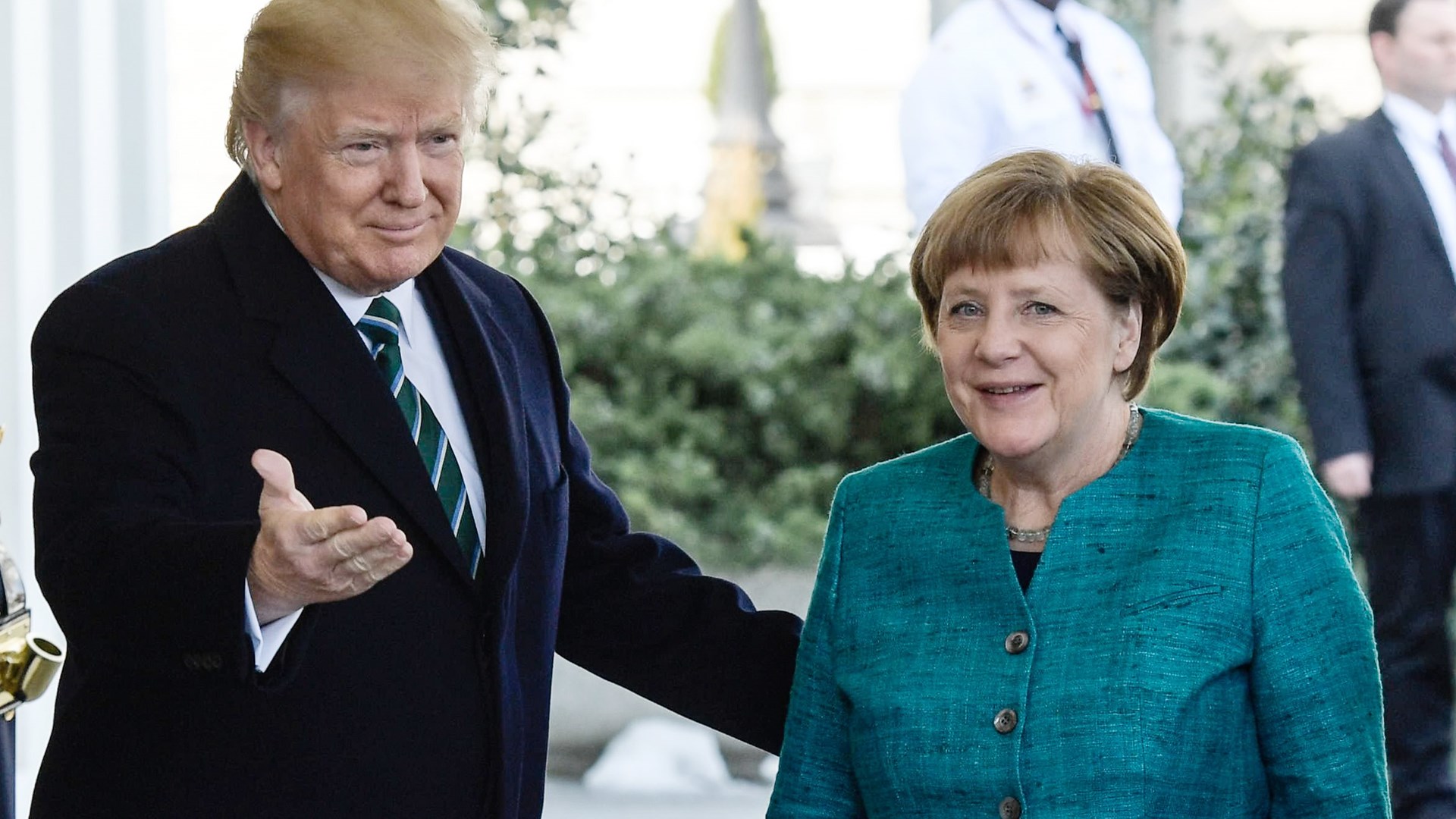 Ο Τραμπ αρνήθηκε να δώσει το χέρι στη Μέρκελ – ΒΙΝΤΕΟ