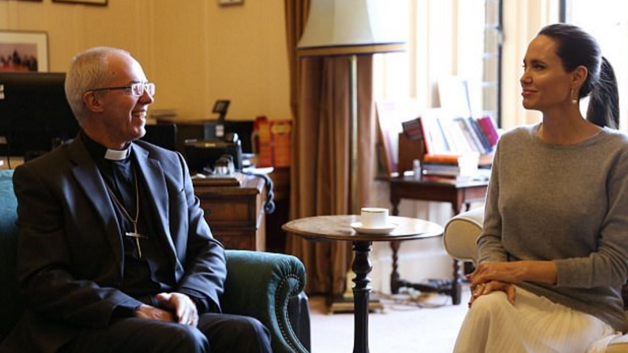 Σάλος στο twitter με την εμφάνιση της Τζολί ενώπιον του Αρχιεπισκόπου – ΦΩΤΟ