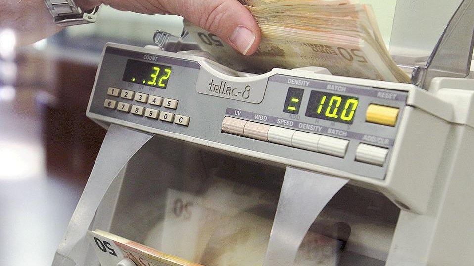 Συνεχίζεται η «αιμορραγία» των καταθέσεων – Χάθηκαν 4 δισ. ευρώ