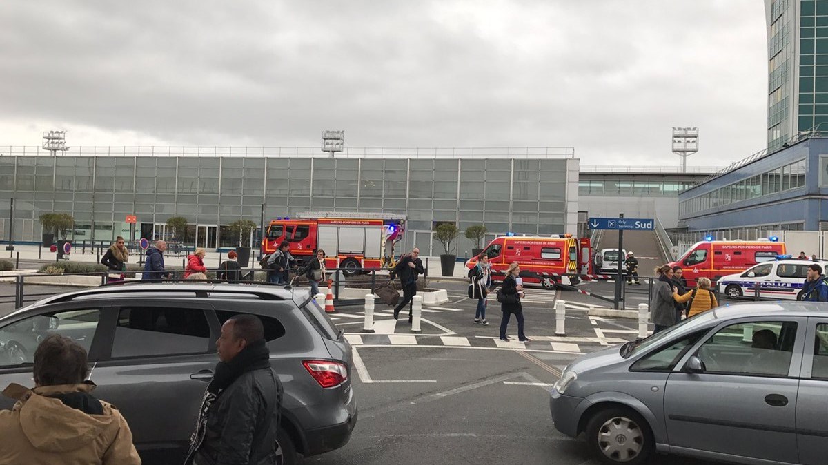 Συναγερμός στο αεροδρόμιο Orly του Παρισιού – Νεκρός ο ύποπτος από πυρά στρατιωτικών – ΦΩΤΟ – ΒΙΝΤΕΟ