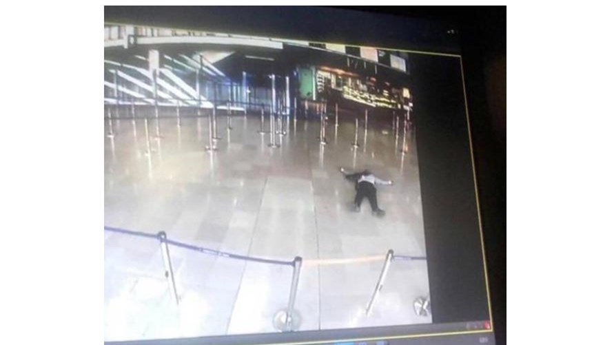 ΦΩΤΟ – ντοκουμέντο – Ο νεκρός δράστης στο αεροδρόμιο του Orly στο Παρίσι – ΒΙΝΤΕΟ