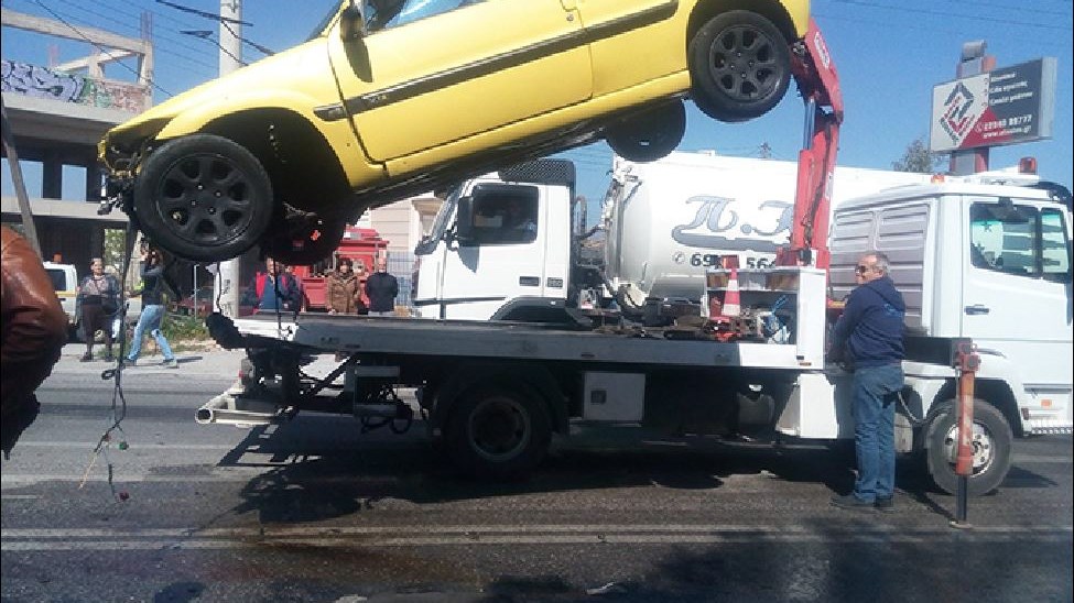 Απίθανο τροχαίο – Εκσφενδονίστηκε το καπό και χτύπησε γυναίκα που περίμενε στη στάση – ΦΩΤΟ