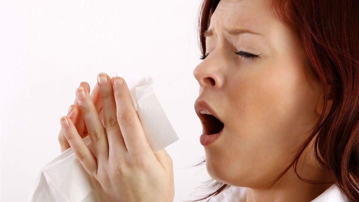 Γνωρίζετε γιατί κλείνουμε τα μάτια όταν φτερνιζόμαστε;