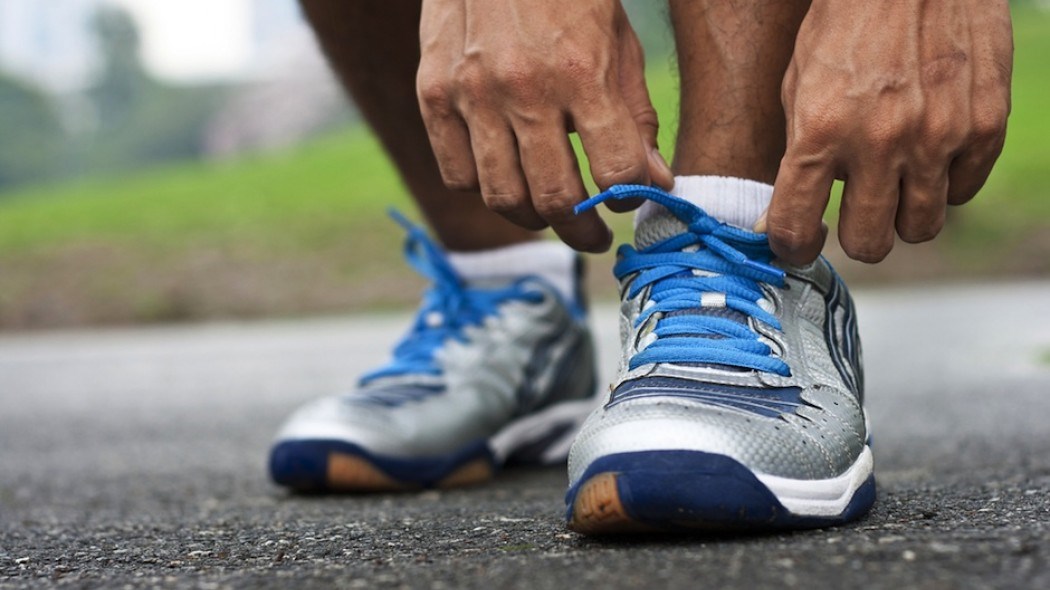 Ένα απίθανο κόλπο για να μην δέσετε ποτέ ξανά τα κορδόνια σας – ΒΙΝΤΕΟ