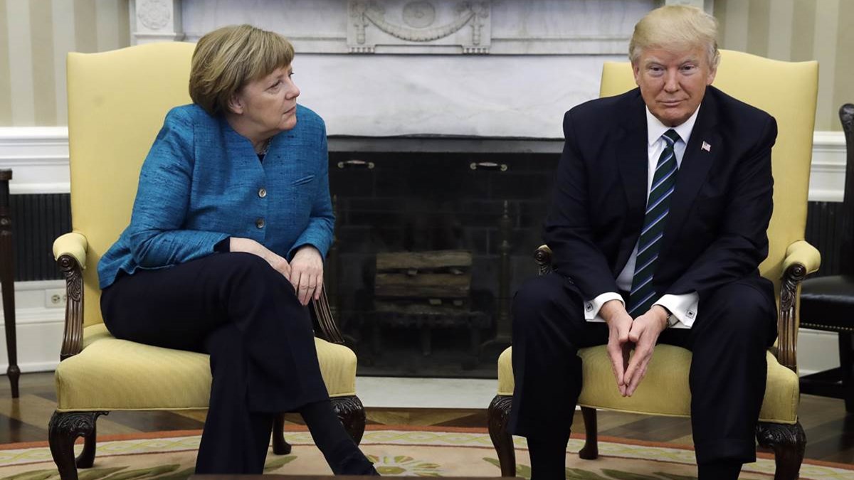 Γερμανικά ΜΜΕ: Αυτός είναι ο λόγος που ο Τραμπ δεν έσφιξε το χέρι της Μέρκελ
