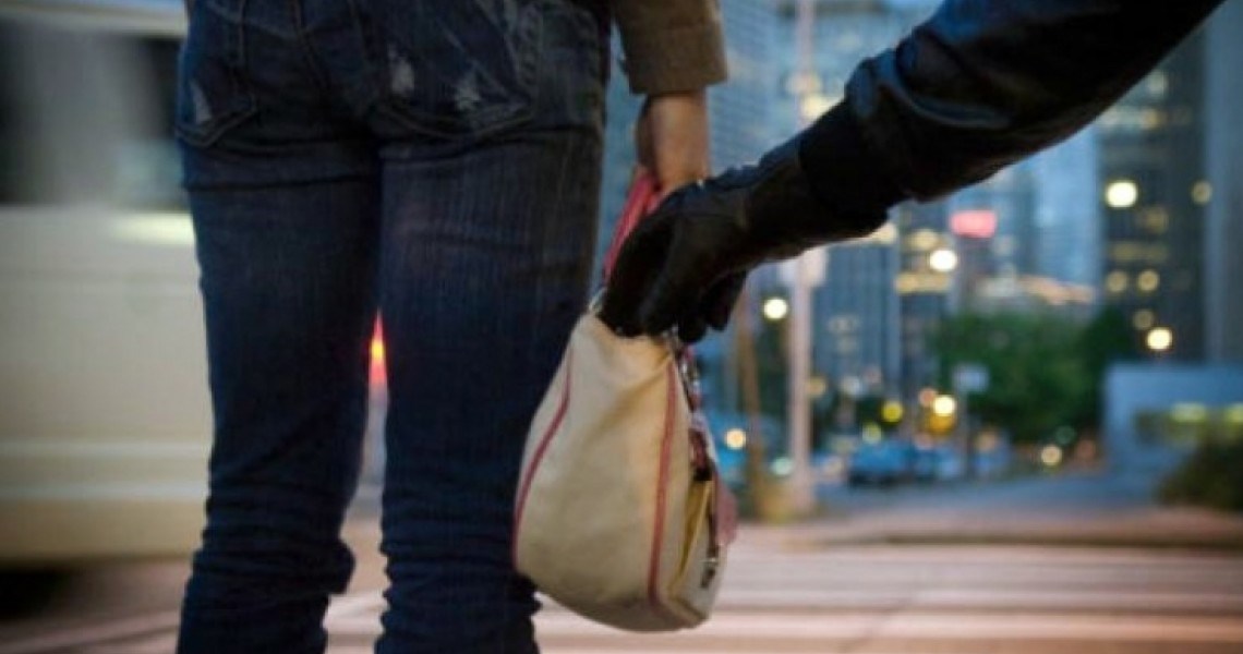 Νεαροί χτύπησαν και έκλεψαν κοπέλα στην μέση του δρόμου