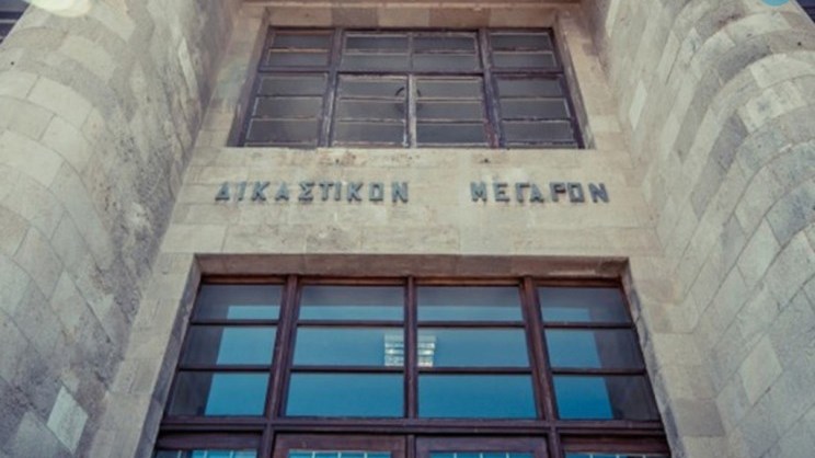 Ανέβασε γυμνές φωτογραφίες της συντρόφου του στο Facebook