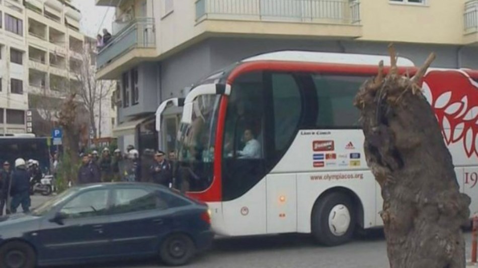 Περιπολικό… τράκαρε το πούλμαν του Ολυμπιακού – ΒΙΝΤΕΟ