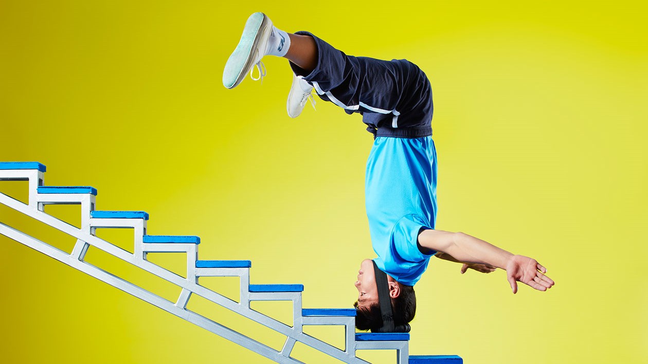 Μπήκε στο βιβλίο Guinness ανεβαίνοντας σκάλες με… το κεφάλι – ΒΙΝΤΕΟ