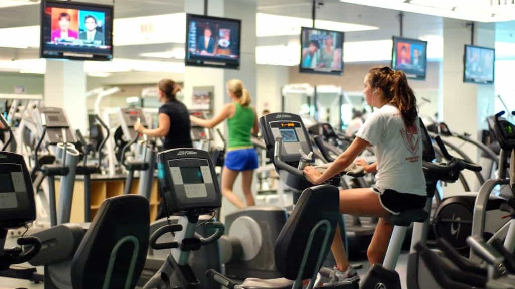 Ο νέος τρόπος γυμναστικής στο ελλειπτικό – Θα κλάψετε από τα γέλια – ΒΙΝΤΕΟ