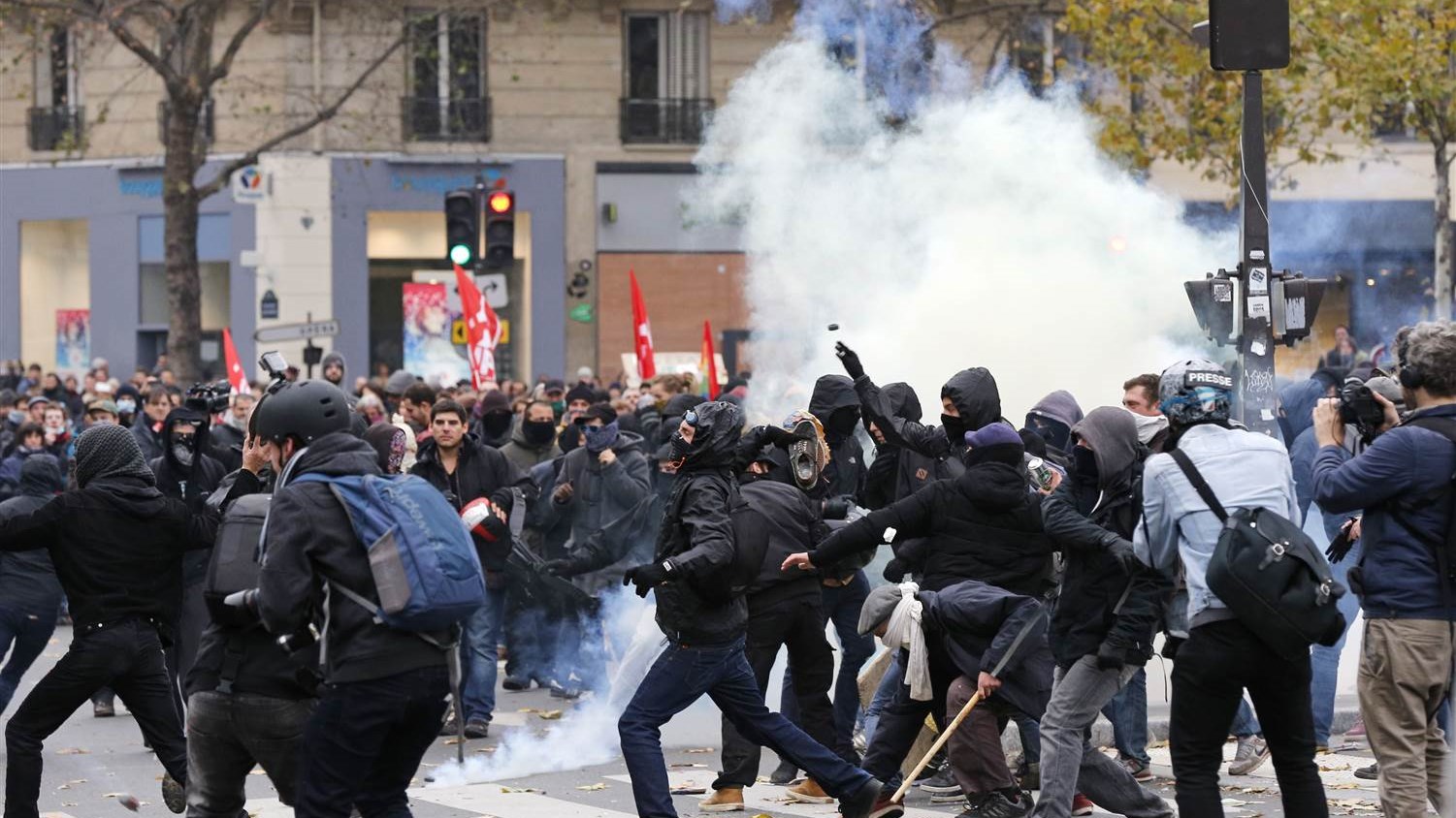 Παρίσι: Μολότοφ και δακρυγόνα σε διαδήλωση κατά της αστυνομίας – ΒΙΝΤΕΟ ΚΑΙ ΦΩΤΟ