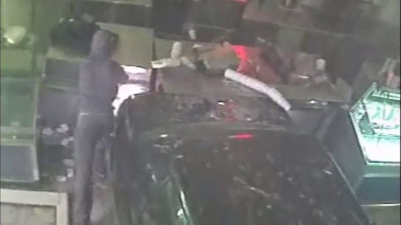 Μπήκε με το αυτοκίνητο στο κατάστημα για να κλέψει την ταμειακή – ΒΙΝΤΕΟ