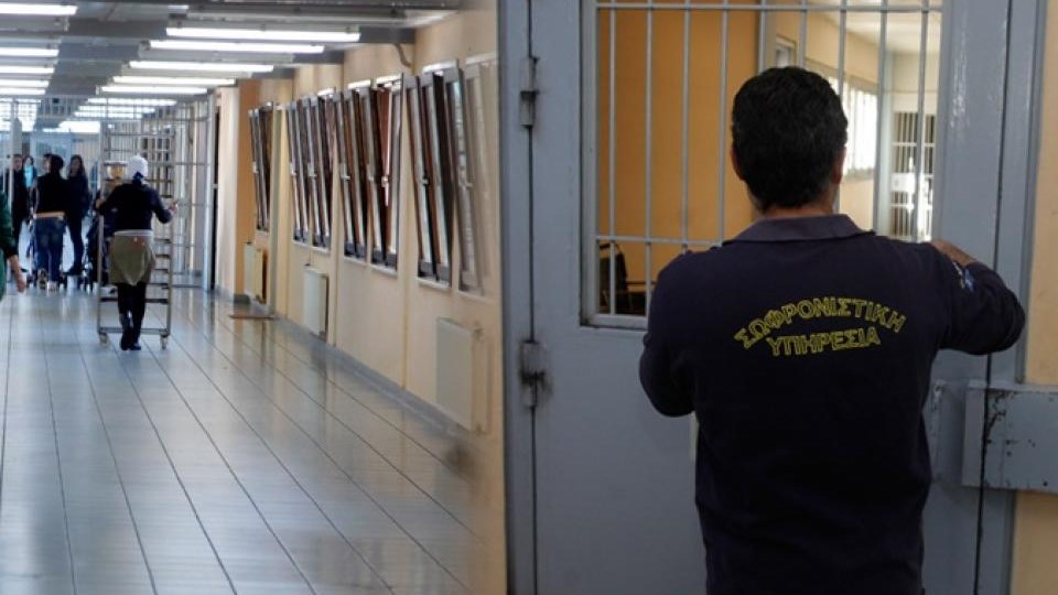 Σωφρονιστικός υπάλληλος μετέφερε παραγγελίες για ναρκωτικά στις φυλακές
