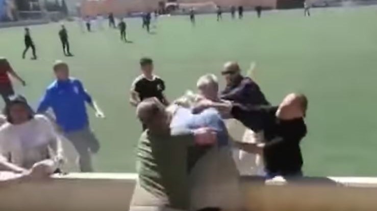 Άγριο ξύλο με γονείς σε αγώνα παιδικού ποδοσφαίρου – ΒΙΝΤΕΟ