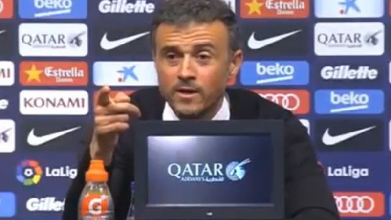 Ρεπόρτερ κοιμόταν την ώρα που μιλούσε ο προπονητής της Μπαρτσελόνα – ΒΙΝΤΕΟ