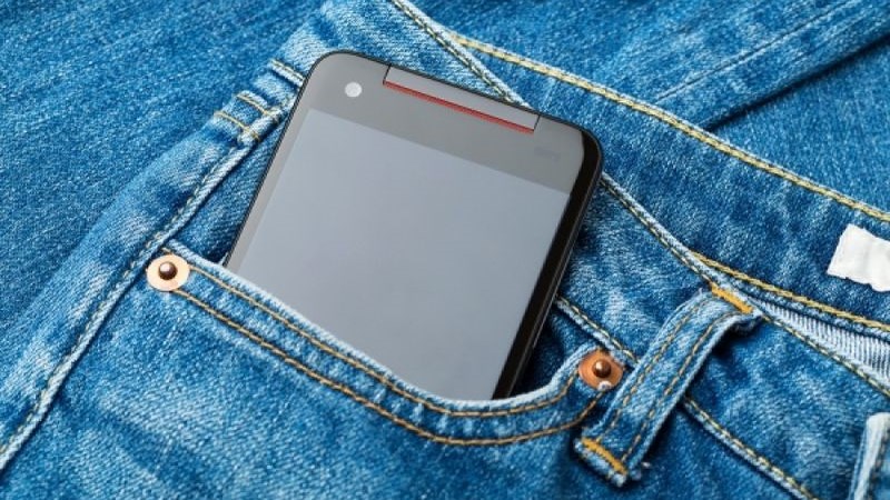 Γιατί δεν πρέπει να βάζεις το κινητό στην τσέπη
