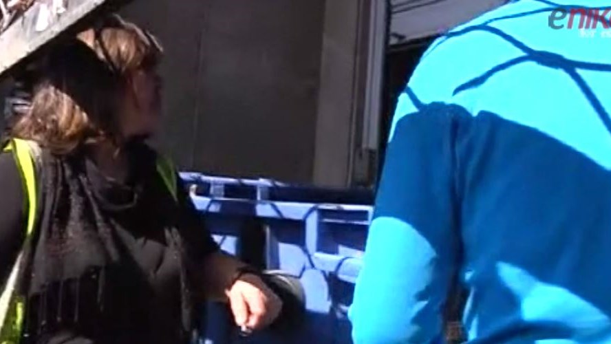 Έβαλαν κάδο στην είσοδο του ΥΠΕΣ για να μην κατέβουν τα ρολά – ΒΙΝΤΕΟ