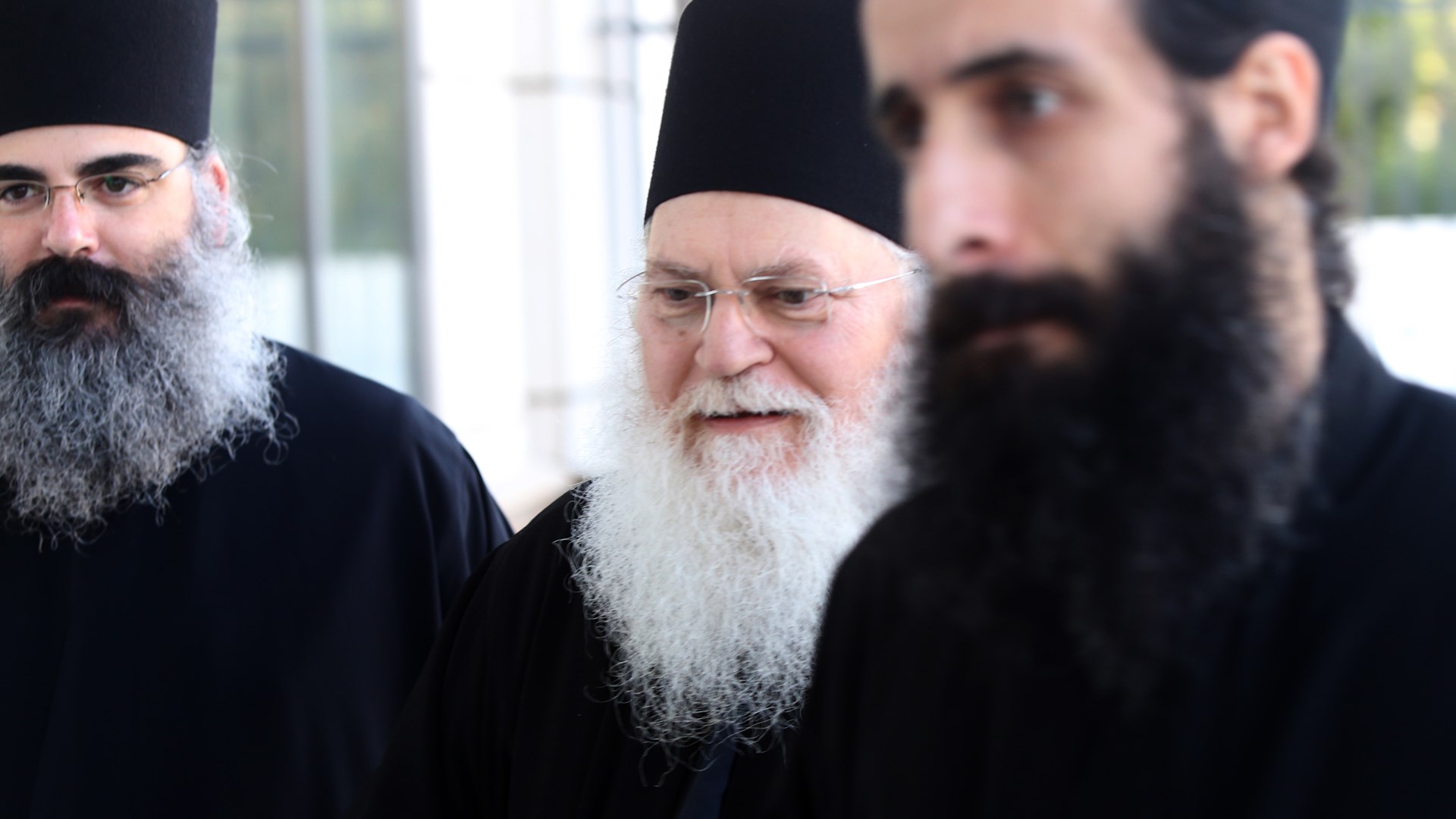 Ο ηγούμενος Εφραίμ και ο μοναχός Αρσένιος στο Εφετείο Αθηνών – ΦΩΤΟ