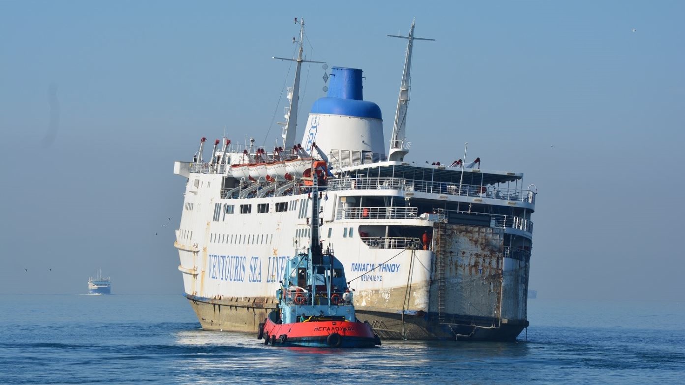 Το «Παναγία Τήνου» αναχώρησε για το τελευταίο ταξίδι – ΒΙΝΤΕΟ