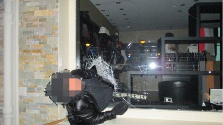 Κλέφτης για…κλάματα – Κόλλησε στην τζαμαρία του καταστήματος που λήστεψε – ΦΩΤΟ