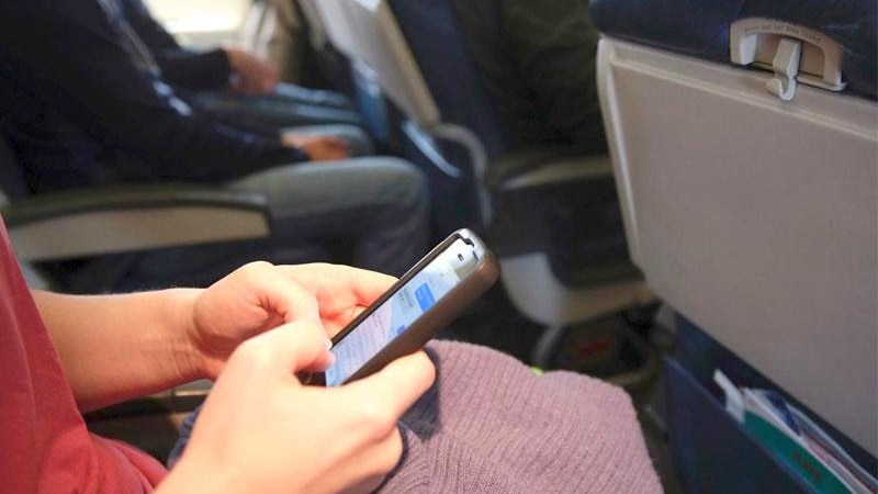 Τι μπορεί να συμβεί αν αφήσουμε ανοιχτό το κινητό εν ώρα πτήσης;