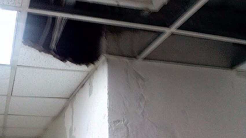 Πρωτοφανές περιστατικό σε ΙΚΑ – Το ταβάνι έπεσε στο κεφάλι ασθενών – ΦΩΤΟ