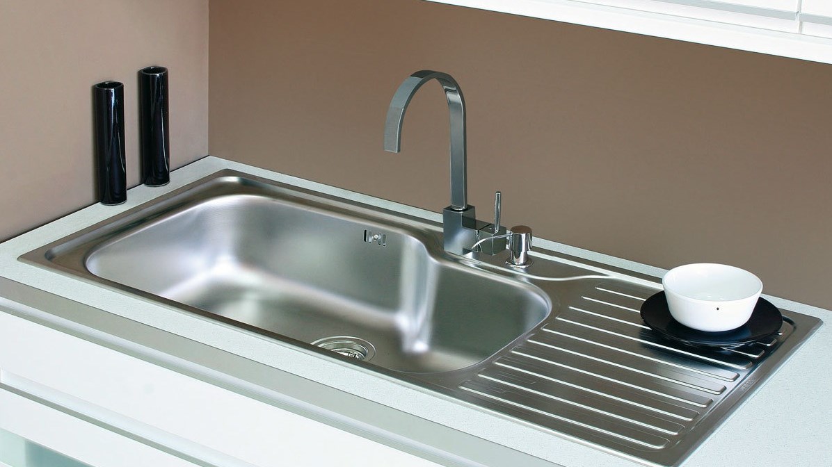 Προσοχή! 5 πράγματα που δεν πρέπει ποτέ να πετάτε στον νεροχύτη