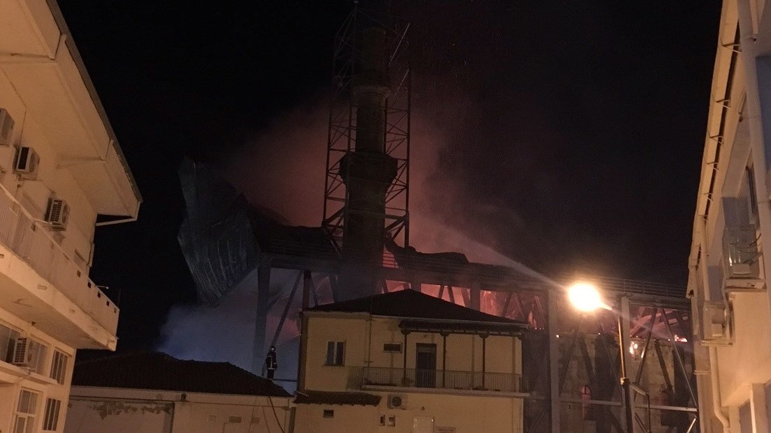 Σε εξέλιξη η φωτιά σε τέμενος στο Διδυμότειχο – Κατέρρευσε η οροφή – ΦΩΤΟ