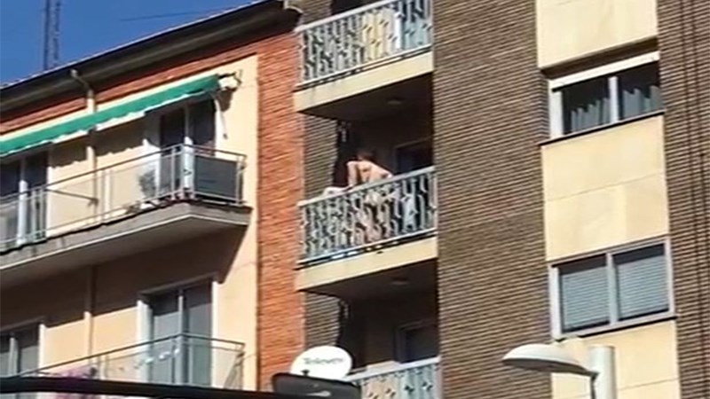 Έκαναν έρωτα στο μπαλκόνι και τους είδε… όλο το internet – BINTEO