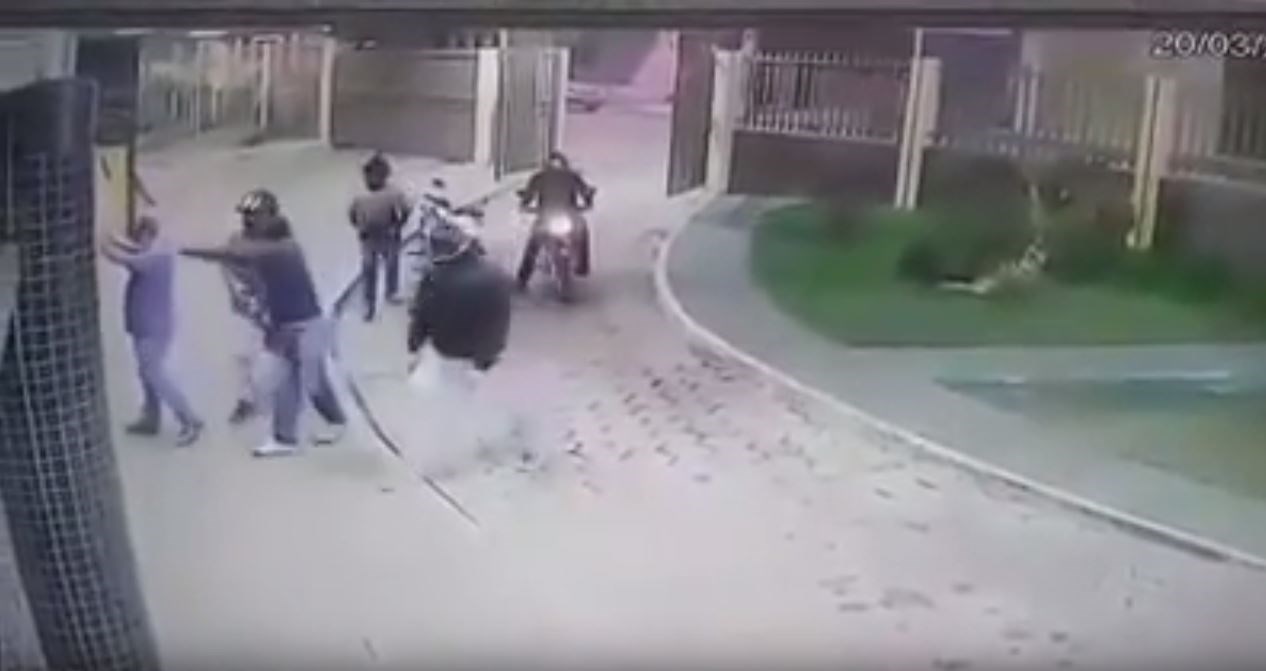 Η στιγμή της δολοφονίας ακτιβιστή μέσα σε νοσοκομείο – ΒΙΝΤΕΟ