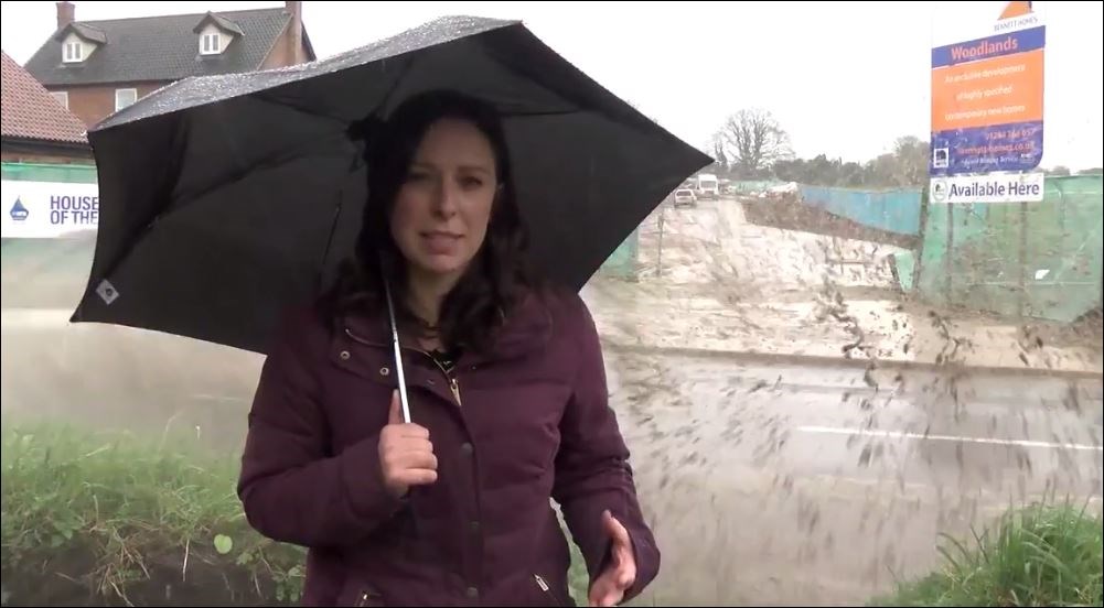 Η αθυρόστομη ρεπόρτερ που… μετάνιωσε το ρεπορτάζ στη βροχή – ΒΙΝΤΕΟ