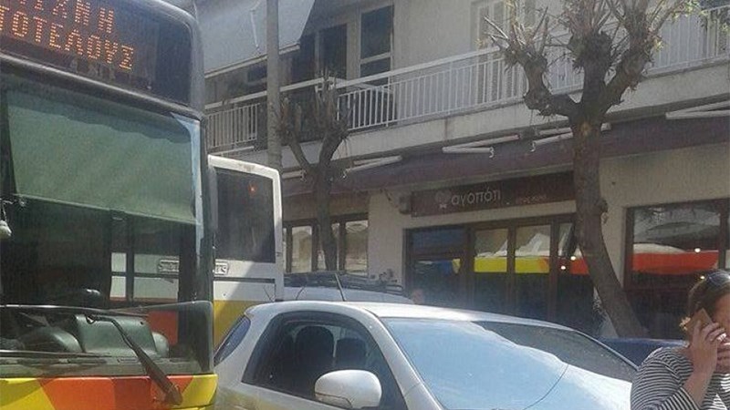 Τράκαρε με λεωφορείο και προκάλεσε κυκλοφοριακό κομφούζιο – ΦΩΤΟ