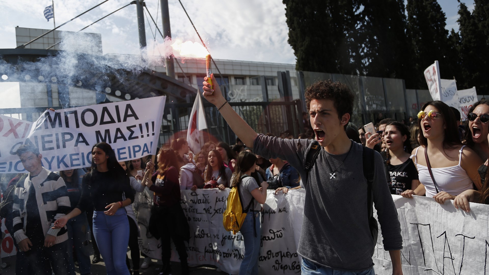 Φοιτητές και μαθητές διαμαρτύρονται με πυρσούς έξω από το υπουργείο Παιδείας – ΦΩΤΟ