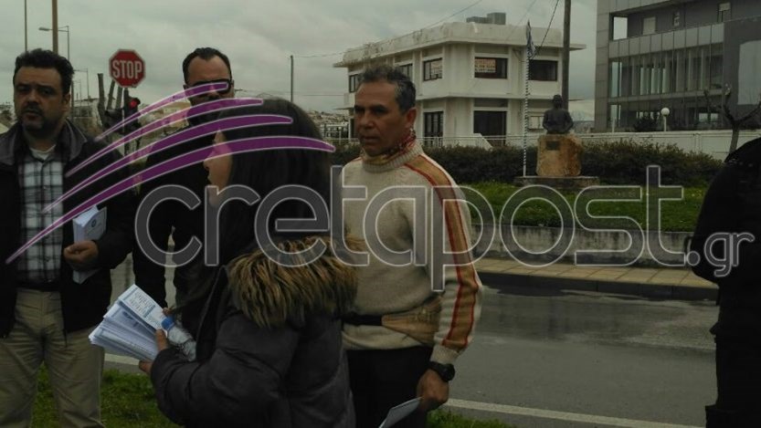 Οπαδοί του Σώρρα βγήκαν στους δρόμους και μοίραζαν φυλλάδια – ΦΩΤΟ