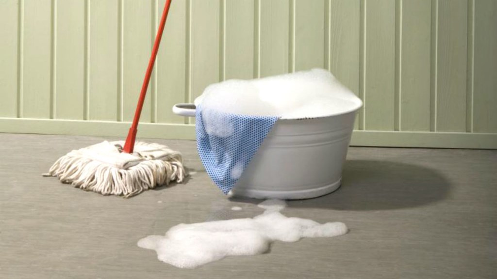 Πώς να ξεφορτωθείτε την άσχημη μυρωδιά της σφουγγαρίστρας σας